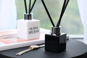 Γυάλινο μπουκάλι 100 ml (PP28) τετράγωνο κατάλληλο για αρωματικό χώρου σε διάφορα χρώματα-εικόνα_σύνθεση