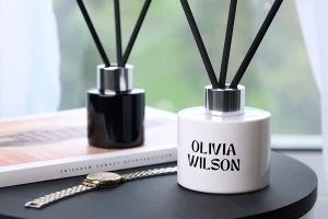 Φιάλη γυάλινη κυλινδρική 50 ml κατάλληλη για αρωματικό χώρου σε μαύρο ή λευκό χρώμα-εικόνα_σύνθεση