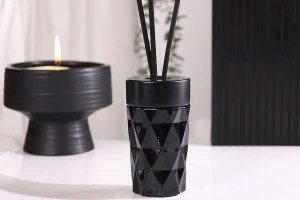 Γυάλινο μπουκάλι 180 ml (PP28) ανάγλυφο σε λευκό ματ ή μαύρο χρώμα κατάλληλο για αρωματικό χώρου-εικόνα_σύνθεση