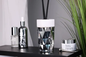 Γυάλινο μπουκάλι 180 ml (PP28) ανάγλυφο σε ασημί ή ροζ χρυσό χρώμα κατάλληλο για αρωματικό χώρου-εικόνα_σύνθεση
