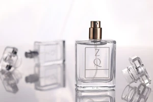 Flacon de parfum en verre de 50 ml transparent avec spray et bouchon-εικόνα_σύνθεση