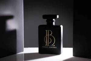 Φιάλη αρωμάτων γυάλινη 100 ml σε μαύρο χρώμα με σπρέι και καπάκι-εικόνα_σύνθεση