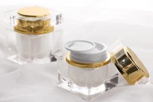 Ακρυλικό βαζάκι πολυτελείας 50 ml με χρυσό καπάκι και πλαστικό παρέμβυσμα-2