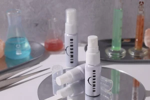 Λευκό μπουκαλάκι αλουμινίου 15 ml με λευκό πλαστικό σπρέι-εικόνα_σύνθεση