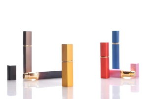 Flacon vaporisateur de parfum en verre de 10 ml dans un étui en aluminium de couleurs variées-photo_groupe