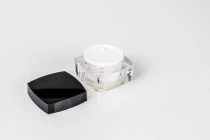 Βάζο πολυτελείας τετράγωνο για κρέμα 50 ml, ακρυλικό με μαύρο καπάκι, με εσωτερικό παρέμβυσμα στο καπάκι και πλαστικό στο βάζο Βάζο πολυτελείας τετράγωνο για κρέμα 50 ml, ακρυλικό με μαύρο καπάκι, με εσωτερικό παρέμβυσμα στο καπάκι και πλαστικό στο βάζο