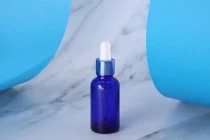 Γυάλινο μπουκαλάκι για αιθέρια έλαια 30 ml μπλε με στόμιο PP18