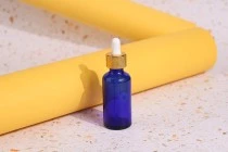 Γυάλινο μπουκαλάκι για αιθέρια έλαια 50 ml μπλέ με στόμιο PP18