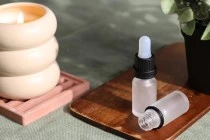 Γυάλινο μπουκαλάκι για αιθέρια έλαια 10 ml διάφανο αμμοβολής με στόμιο PP18