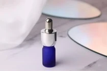 Γυάλινο μπουκαλάκι για αιθέρια έλαια 5 ml μπλε αμμοβολής με στόμιο PP18