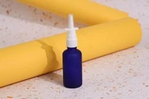 Γυάλινο μπουκαλάκι για αιθέρια έλαια 50 ml μπλε αμμοβολής με στόμιο PP18