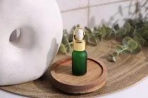Γυάλινο μπουκαλάκι για αιθέρια έλαια 10 ml πράσινο αμμοβολής με στόμιο PP18