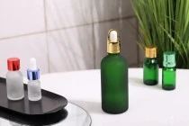Γυάλινο μπουκαλάκι για αιθέρια έλαια 100 ml πράσινο αμμοβολής με στόμιο PP18