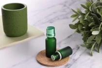 Γυάλινο μπουκαλάκι για αιθέρια έλαια 20 ml πράσινο αμμοβολής με στόμιο PP18
