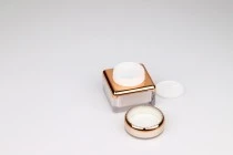 Vasetto di lusso da 30 ml in acrilico, a doppio strato con inserto interno nel tappo e base in plastica nel vasetto.