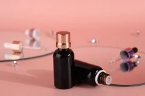 Γυάλινο μπουκαλάκι για αιθέρια έλαια 30 ml μαύρο γυαλιστερό με στόμιο PP18
