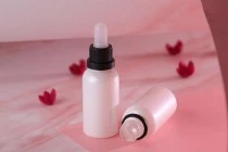 Γυάλινο μπουκαλάκι για αιθέρια έλαια 30 ml λευκό περλέ με στόμιο PP18