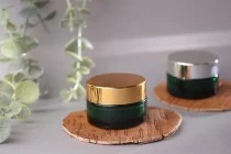 20ml green glass jar with sealing disc and EPE liner inserted in the cap