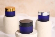 Βαζάκι γυάλινο 50 ml μπλε αμμοβολής με πλαστικό παρέμβυσμα στο βάζο και εσωτερικό στο καπάκι