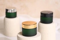 Βαζάκι γυάλινο 50 ml πράσινο αμμοβολής με πλαστικό παρέμβυσμα στο βάζο και εσωτερικό στο καπάκι