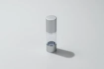 Bottiglia airless da 30 ml per creme, con corpo trasparente in acrilico e tappo in color argento.
