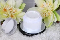 Βάζο 30 ml πλαστικό, λευκό περλέ με ασημί γυαλιστερό καπάκι, εσωτερικό παρέμβυσμα στο καπάκι και πλαστικό στο βάζο