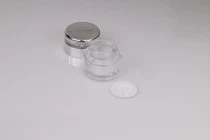 Vasetto per crema in vetro da 30 ml con lussuoso tappo in acrilico e guarnizione in plastica Vasetto per crema in vetro da 30 ml con lussuoso tappo in acrilico e guarnizione in plastica