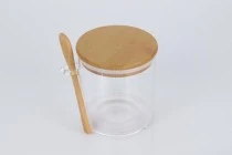 Βαζάκι 600 ml γυάλινο, στρογγυλό 100x100 mm με κουταλάκι και ξύλινο καπάκι Βαζάκι 600 ml γυάλινο, στρογγυλό 100x100 mm με κουταλάκι και ξύλινο καπάκι