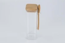 Βάζο 550 ml γυάλινο, τετράγωνο 60x200 mm με κουταλάκι και ξύλινο καπάκι Βάζο 550 ml γυάλινο, τετράγωνο 60x200 mm με κουταλάκι και ξύλινο καπάκι
