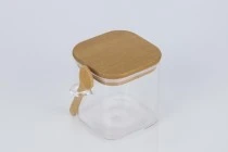 Βάζο 700 ml γυάλινο, τετράγωνο 100x100 mm με κουταλάκι και ξύλινο καπάκι Βάζο 700 ml γυάλινο, τετράγωνο 100x100 mm με κουταλάκι και ξύλινο καπάκι