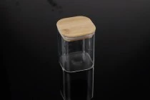 Βάζο γυάλινο 410 ml, τετράγωνο με ξύλινο καπάκι και λάστιχο Βάζο γυάλινο 410 ml, τετράγωνο με ξύλινο καπάκι και λάστιχο