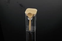 Βάζο 310 ml γυάλινο, τετράγωνο 60x120 mm με κουταλάκι και ξύλινο καπάκι Βάζο 310 ml γυάλινο, τετράγωνο 60x120 mm με κουταλάκι και ξύλινο καπάκι