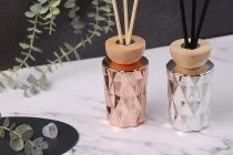 Γυάλινο μπουκάλι 180 ml (PP28) ανάγλυφο σε ασημί ή ροζ χρυσό χρώμα κατάλληλο για αρωματικό χώρου