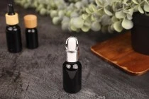 Γυάλινο μαύρο μπουκαλάκι για αιθέρια έλαια 15 ml με στόμιο PP18