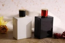 Γυάλινη φιάλη αρωμάτων 100 ml πολυτελείας (15/400) σε ορθογώνιο σχήμα σε λευκό ή μαύρο χρώμα