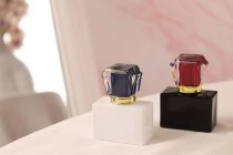 Γυάλινη φιάλη αρωμάτων 30ml (15/400) σε ορθογώνιο σχήμα μαύρο ή λευκό χρώμα