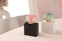Γυάλινη φιάλη αρωμάτων 50ml (15/400) σε ορθογώνιο σχήμα μαύρο ή λευκό χρώμα