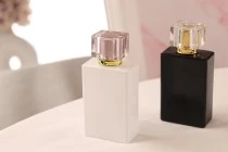 Γυάλινη φιάλη αρωμάτων 100ml (15/400) σε ορθογώνιο σχήμα μαύρο ή λευκό χρώμα