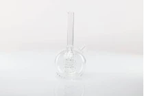 Bouteille en verre à deux chambres avec 2 bouchons en liège coniques naturels avec anneau de suspension. Elle est de fabrication artisanale et faite en verre soufflé - de 460ml