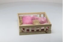 Ensemble d'accessoires de salle de bain dans un panier carré en bois