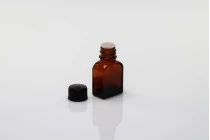 Μπουκαλάκι γυάλινο 8 ml καραμελέ με μαύρο πλαστικό καπάκι και τάπα Μπουκαλάκι γυάλινο 8 ml καραμελέ με μαύρο πλαστικό καπάκι και τάπα