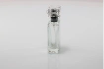 Γυάλινη φιάλη αρωμάτων 30 ml με καπάκι και σπρέι (PP 15) Γυάλινη φιάλη αρωμάτων 30 ml με καπάκι και σπρέι (PP 15)