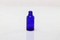 Bottiglietta da 30 ml in vetro blu per una porzione di olio d'oliva. Bottiglietta da 30 ml in vetro blu per una porzione di olio d'oliva.