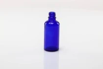 Petite bouteille en verre bleu pour huile d’olive de 50 ml Petite bouteille en verre bleu pour huile d’olive de 50 ml
