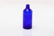 Bottiglietta di vetro blu da 100 ml per una porzione di olio d'oliva. Bottiglietta di vetro blu da 100 ml per una porzione di olio d'oliva.