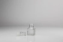 Μπουκαλάκι 60 ml μινιατούρα 106x44 mm με ανάγλυφα σχέδια και γυάλινο πώμα