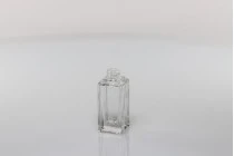 Μπουκαλάκι 30 ml γυάλινο, τετράγωνο 103x32 mm με μαύρη αντλία και καπάκι