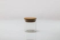 Βαζάκι γυάλινο 160 ml, στρογγυλό με ξύλινο καπάκι και λάστιχο Βαζάκι γυάλινο 160 ml, στρογγυλό με ξύλινο καπάκι και λάστιχο