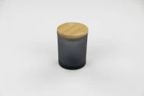 Βάζο γυάλινο 70x84 mm με ξύλινο καπάκι και λάστιχο Βάζο γυάλινο 70x84 mm με ξύλινο καπάκι και λάστιχο