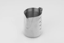 Ustensile en acier inoxydable (inox) 550 ml avec graduation et poignée Ustensile en acier inoxydable (inox) 550 ml avec graduation et poignée